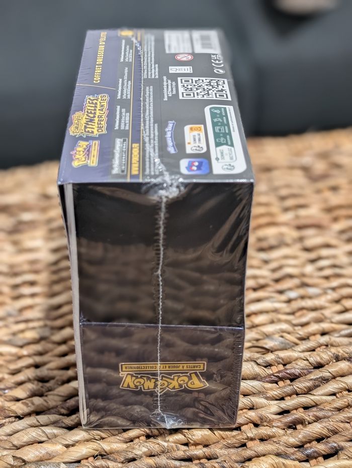 ETB Pokémon Coffret Dresseur d'élite Pikachu Étincelles Déferlantes EV08 Fr - photo numéro 3