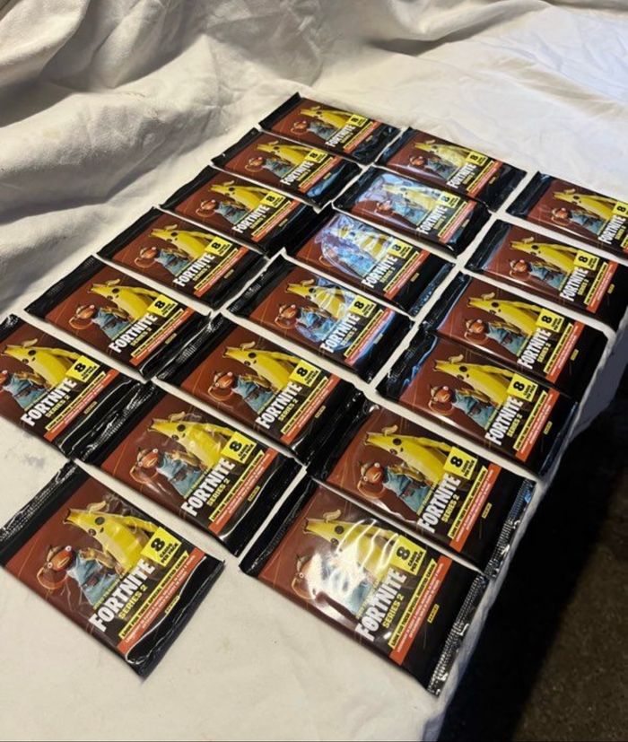 19 boosters FORTNITE SÉRIE 2 2020 Neufs scellés - photo numéro 3