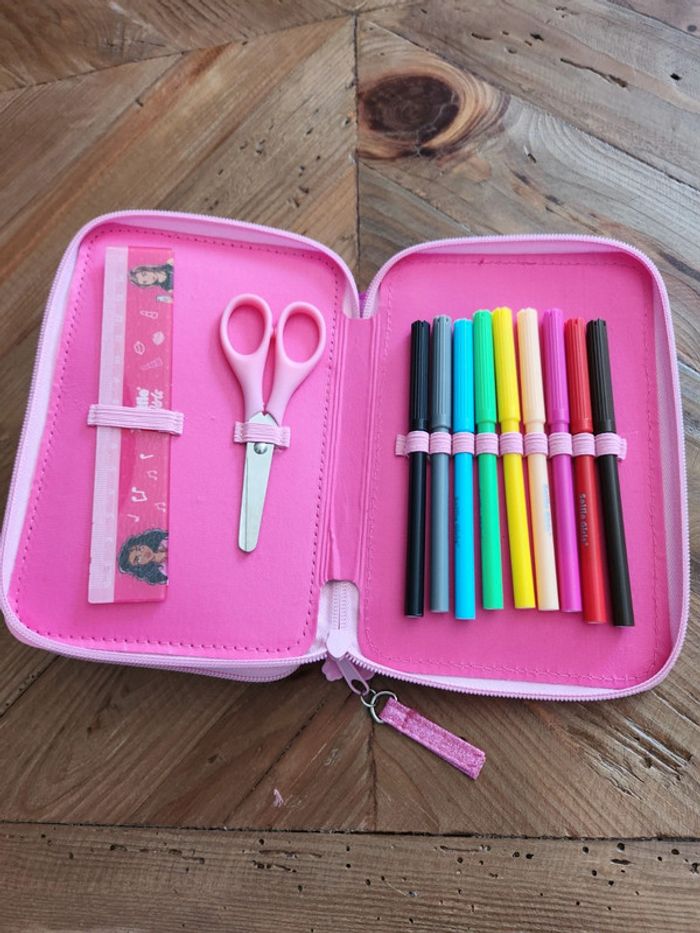 Malette tout pour dessiner crayons feutres ciseau règle gomme taille crayon