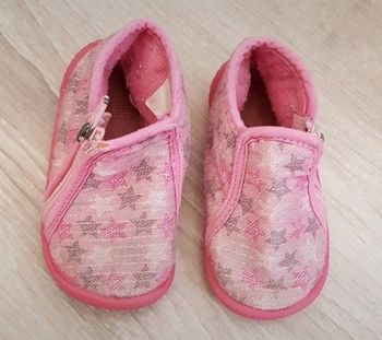 Chaussons roses motif étoiles  bon état taille 18