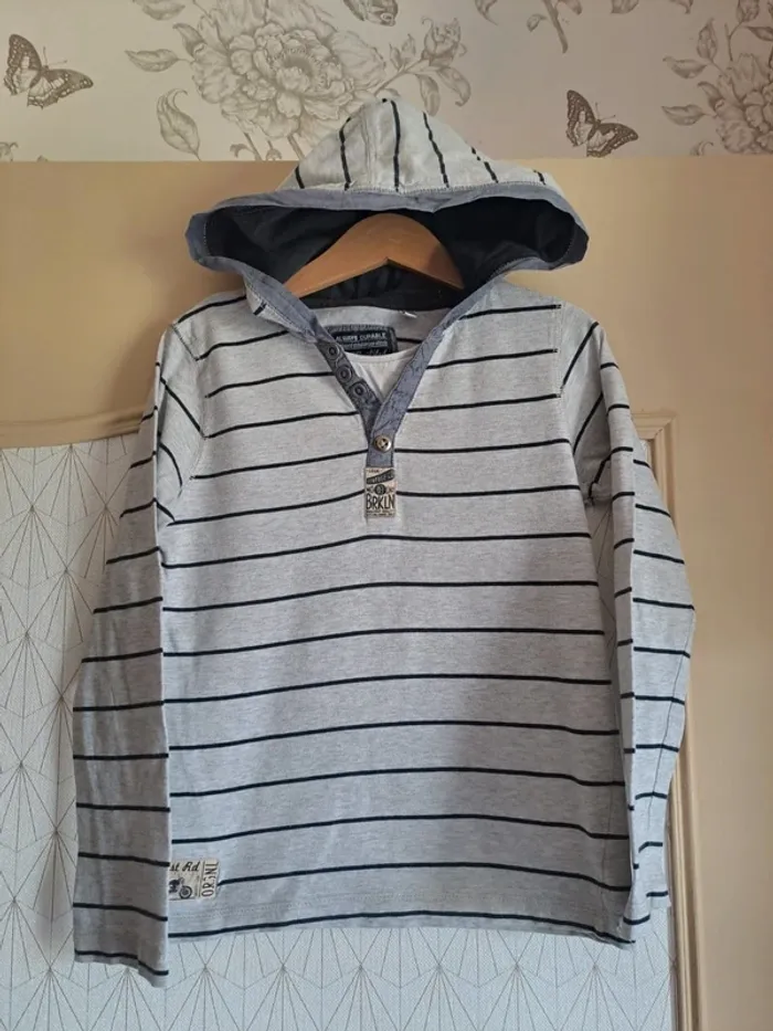 T-shirt à capuche garçon 6-7 ans palomino gris bleu comme neuf