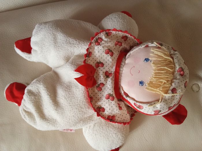 Doudou poupée chiffon  tissu  fraises Corolle Élastidoux imprimé fraises de 1995 peluche vintage ancien 30 ans  doudou crème rouge noeud cheveux laine / fil / ficelle blond jaune corps polaire  visage peint   d'occasion - photo numéro 2