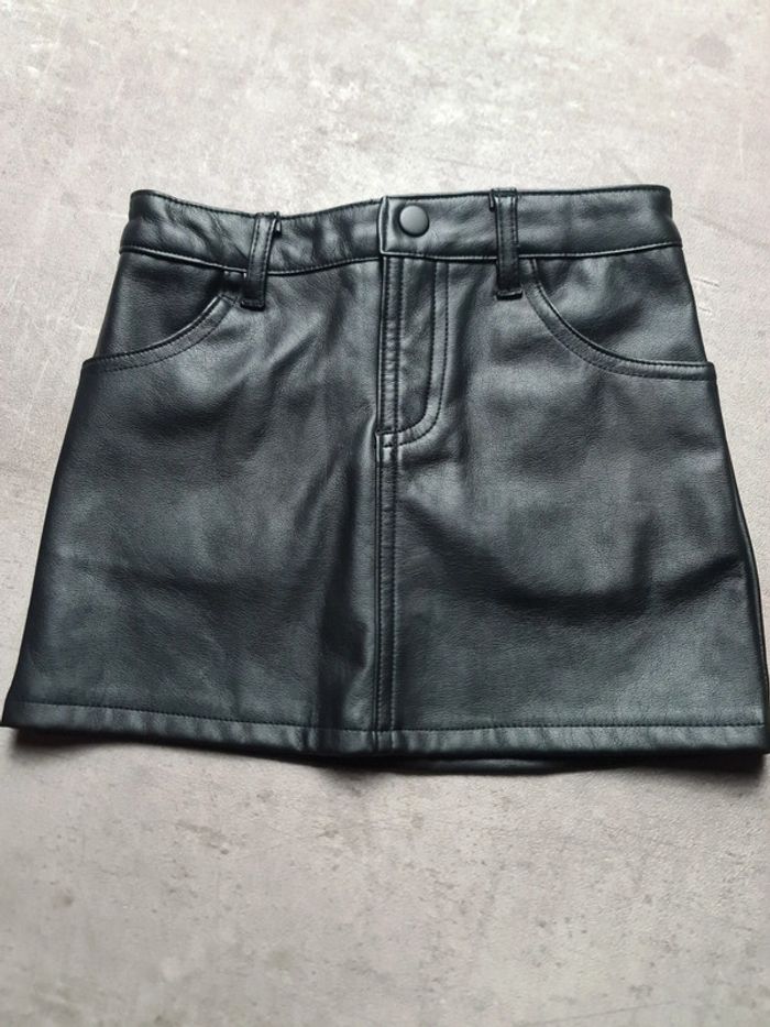 Jolie jupe simili cuir Marque kiabi Fille Taille 6 ans