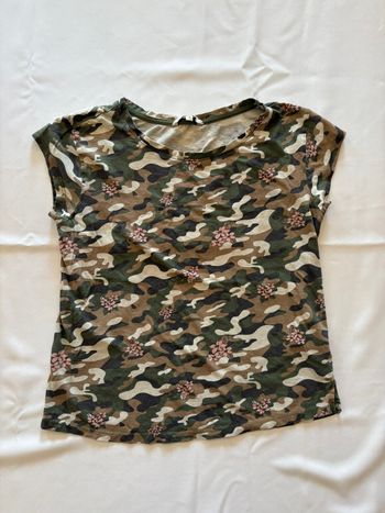 T-shirt à motif militaire kaki, noir avec fleur rose - ClockHouse - S/36