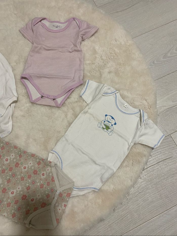 Lot de 5 bodies – 12 mois – TBE  Kiabi et autres 👶 - photo numéro 2