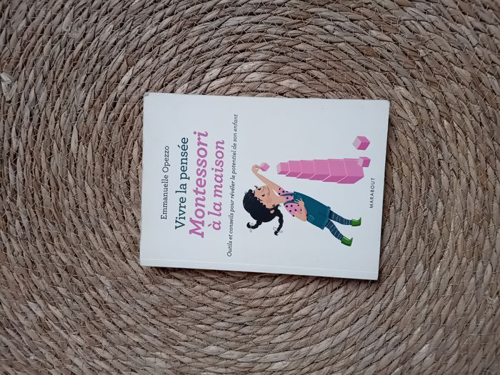 Livre Vivre la pensée montessori à la maison - photo numéro 1