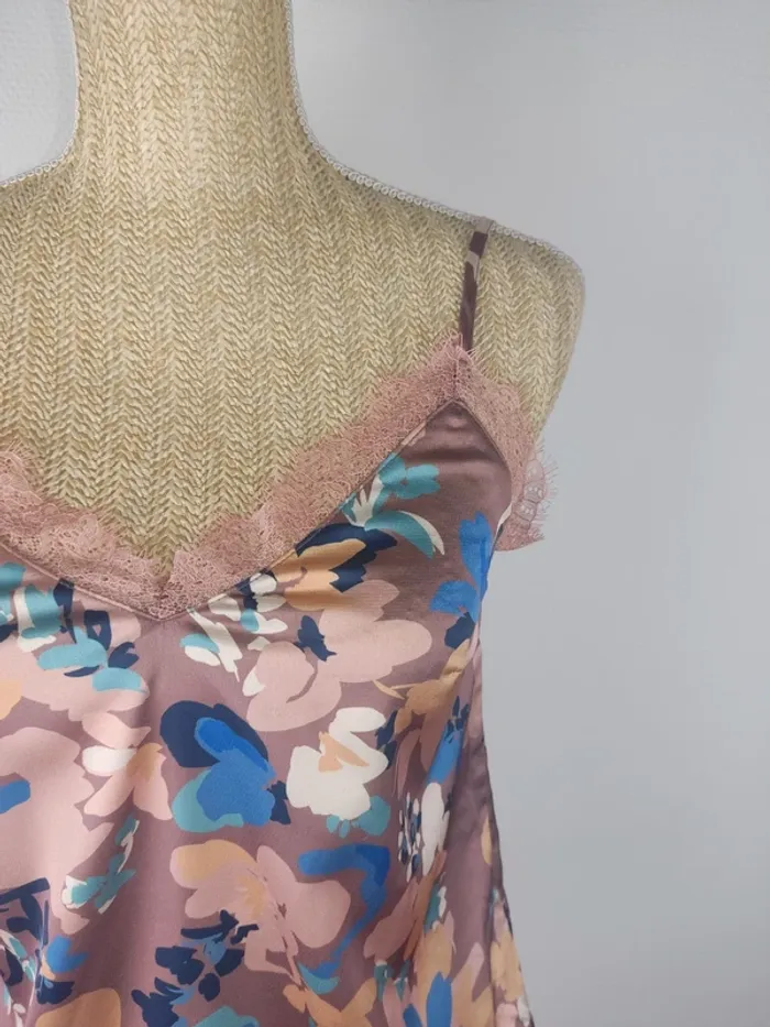 Caraco débardeur à bretelles dentelle motif fleuri taupe bleu beige taille XS Molly Bracken - photo numéro 4