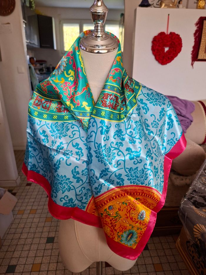 Foulard femme 90 sur 90 cm neuf prix 1 euro 50 - photo numéro 3