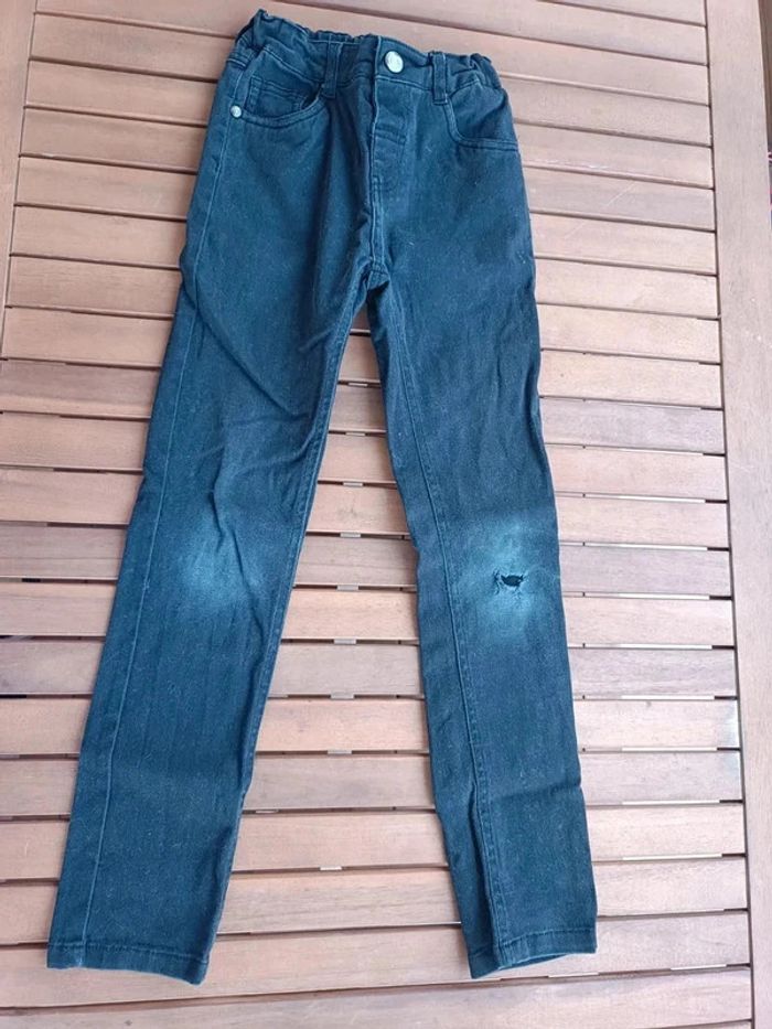 Jeans noir troué au genou 8 ans
