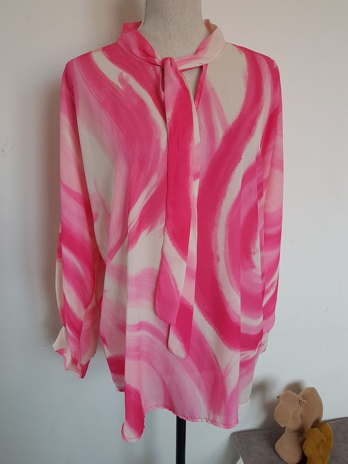 Blouse tons roses, lien à nouer au cou. Made in Italy. Taille 44, 64cm aux aisselles, 70cm de haut.