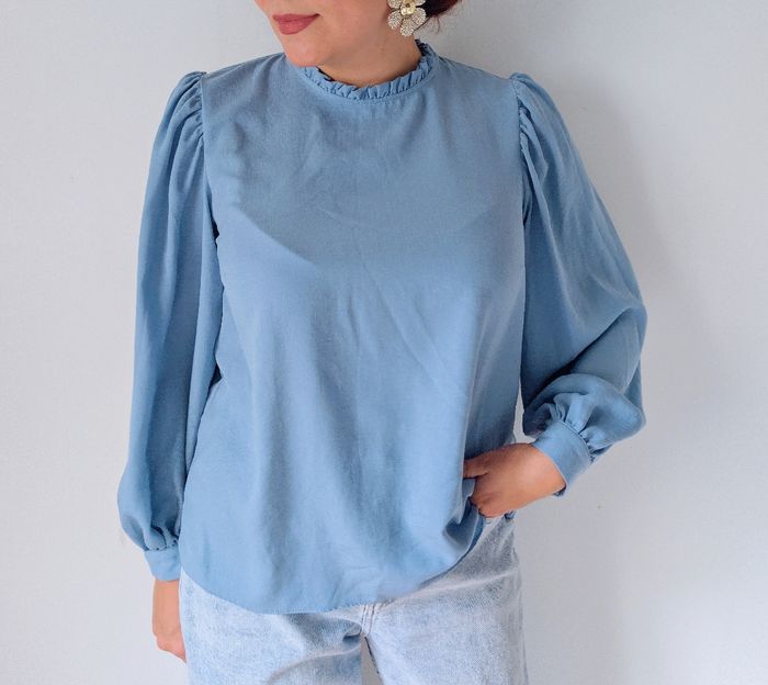 Blouse ample col montant bleu ciel romantique tendance moderne Marque Primark Taille 40 L
Très bon état - photo numéro 6