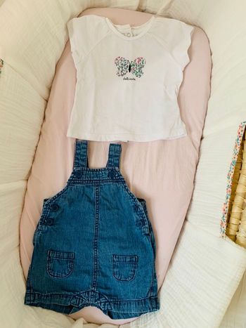 Ensemble salopette + T-shirt.