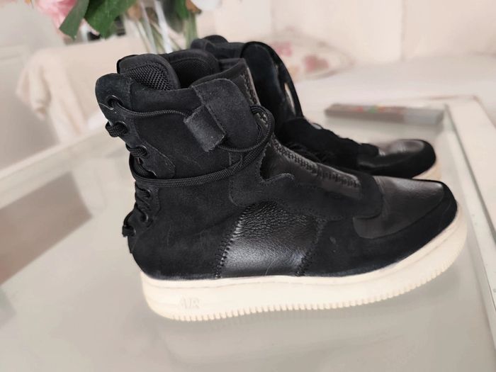 Très jolie paire de basket Nike taille 38.5 noir air force 1 rebel xx