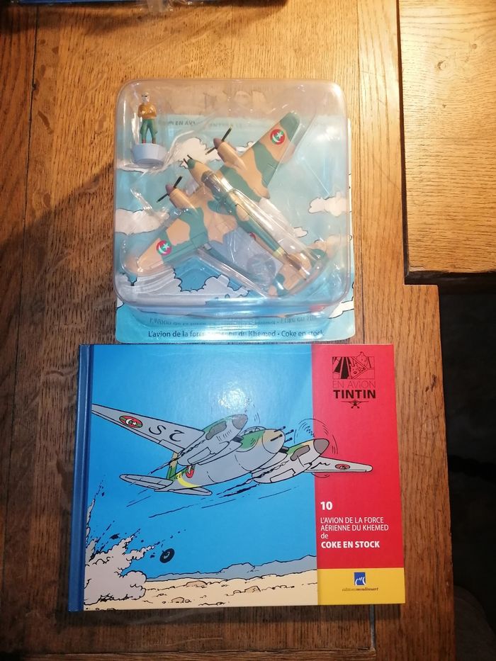 Tintin Avion N10 l avion de la force aérienne du Khemed