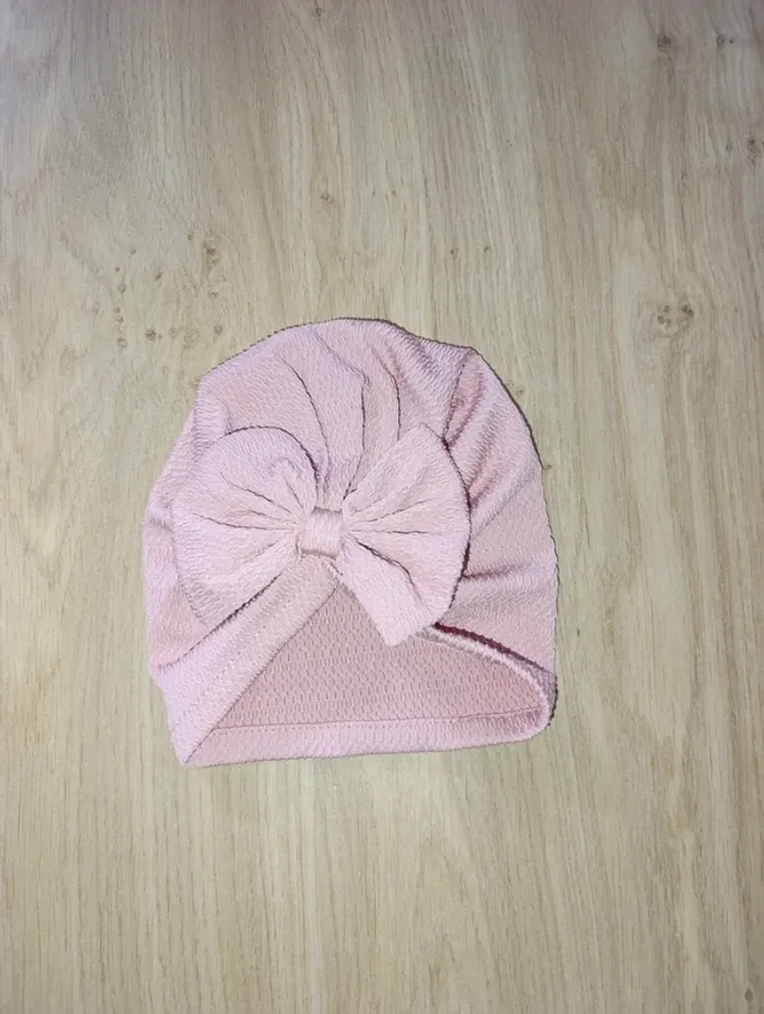 Bonnet avec gros nœud