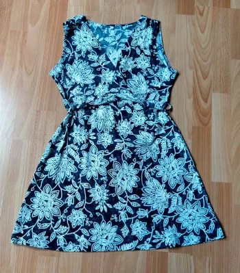 Robe bleue foncee fleurie cache coeur