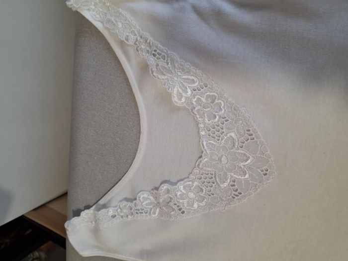 Lot de 2 débardeurs femme blanc M belle broderie décolleté V très bon état - photo numéro 4