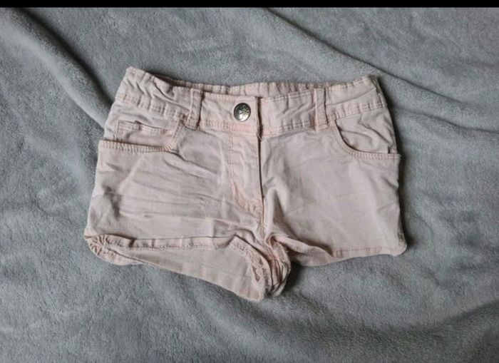 Short avec petites taches  sur les fesses