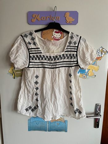 Blouse à manches courtes blanche à motifs, taille 34, marque Clockhouse.