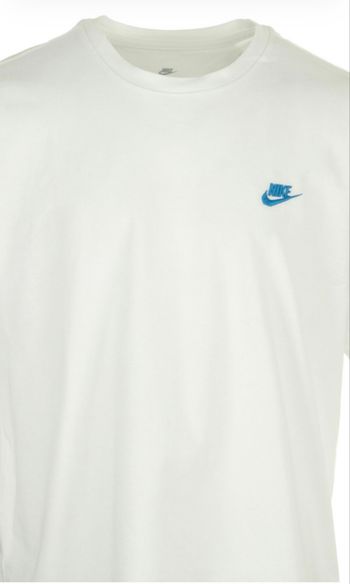 T-shirt Nike blanc logo bleu – un classique intemporel signé Nike !