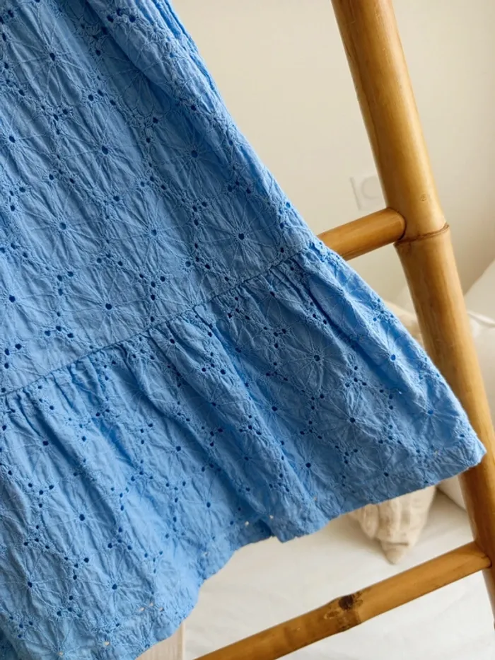 Jolie robe broderie anglaise bleu lavande 7/8 ans - photo numéro 3