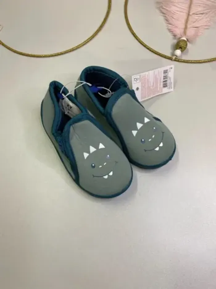 Chaussons garçon (neuf) - Taille 22