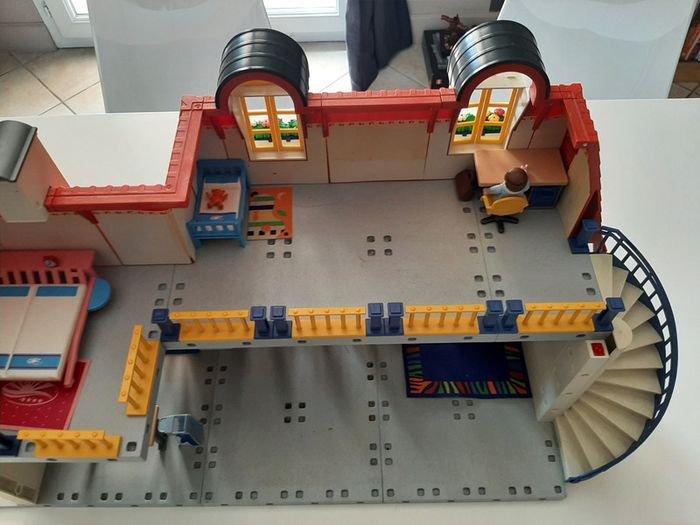 Playmobil très grande (et belle) maison fleurie à étage avec personnages et mobilier, décorations - photo numéro 8