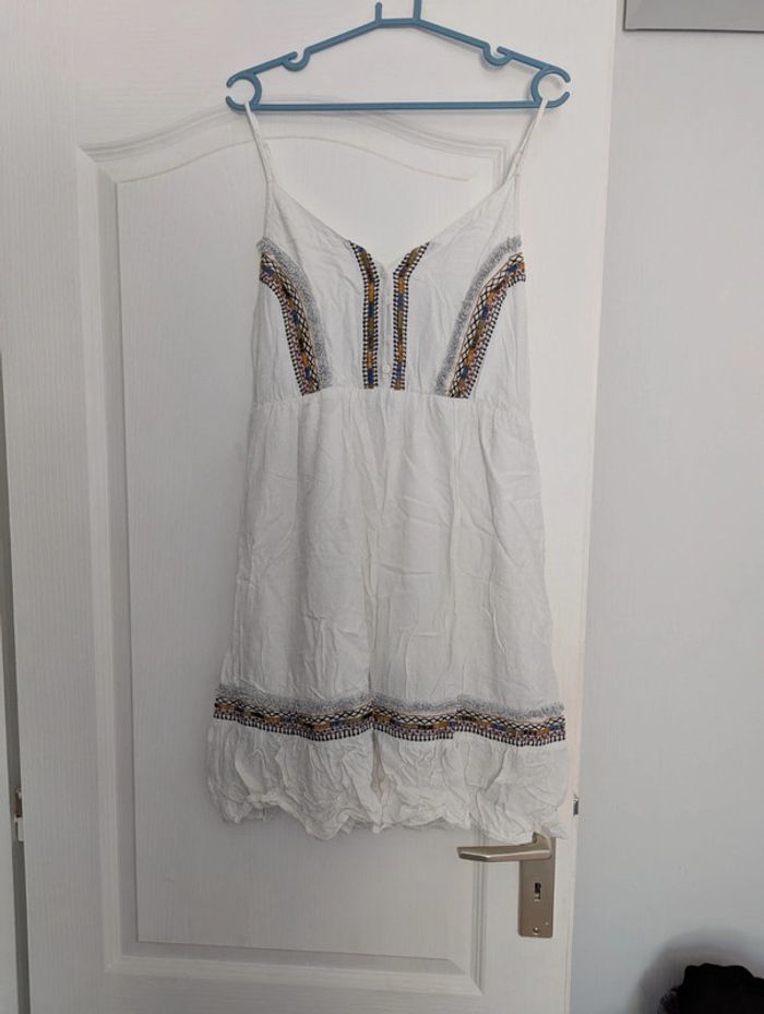 Robe blanche cache cache