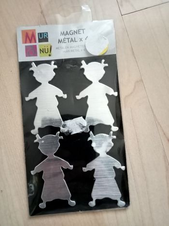 Lot de 4 magnet silhouette enfant fille