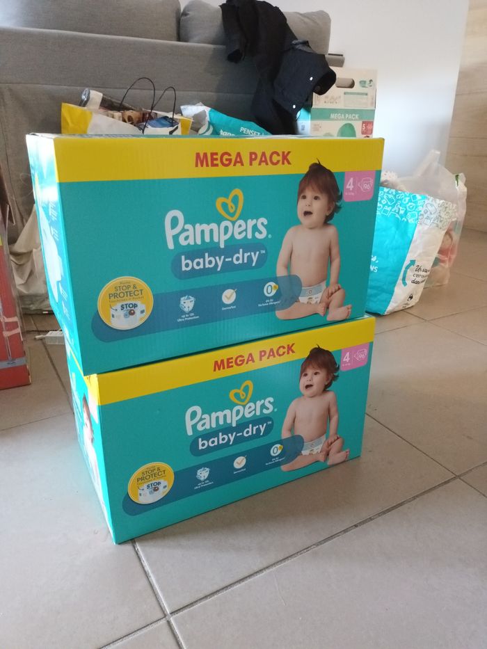 Lot 2 boîtes couches pampers