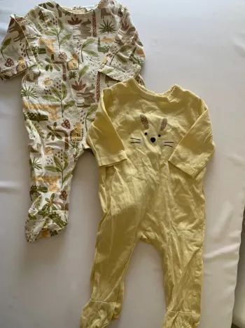 Lot de deux pyjamas fins 3 mois excellent état