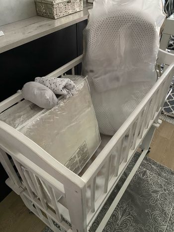Lot berceau avec matelas Cocoonbaby + 2 draps housse accompagné d’un tapis d’éveil , fauteuil assise et 2 ni d’ange