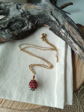 Collier pendentif framboise en pierres de grenat