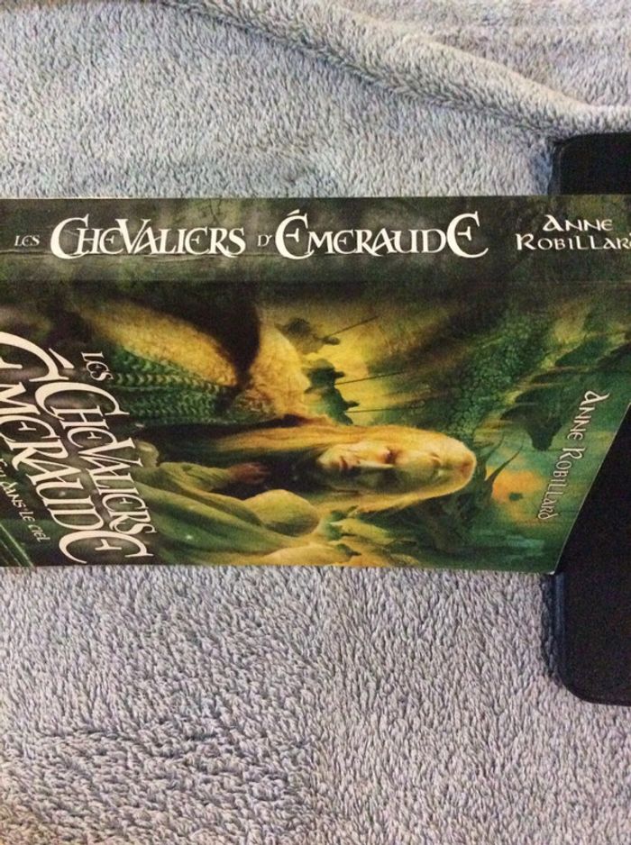 #Les chevaliers d’émeraude tome 1 Anne Robillard - photo numéro 4