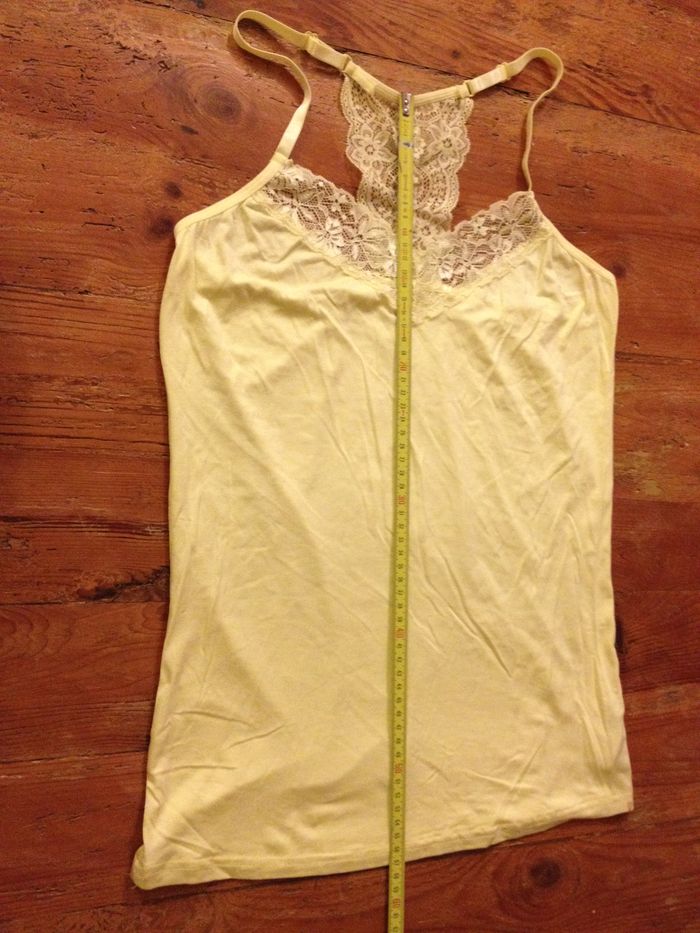 T shirt jaune ◦ col V avec dentelle ◦ sans manches ◦ look féminin ◦ taille 38 ◦ Zeeman - photo numéro 4