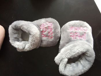 Paire de chaussons bébé fille, de la naissance à 6 mois environ.