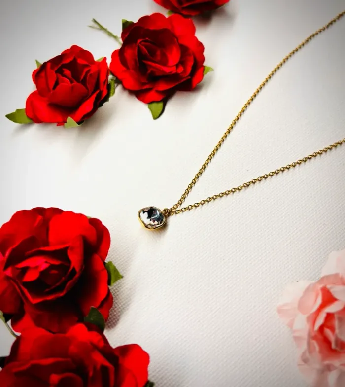 Collier en acier inoxydable doré – Pendentif carré couleur diamant style pierre taillée