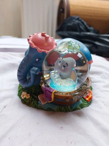 Snowglobe disney dumbo disneyland Paris