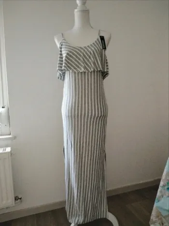 Robe longue grise à rayures avec fentes