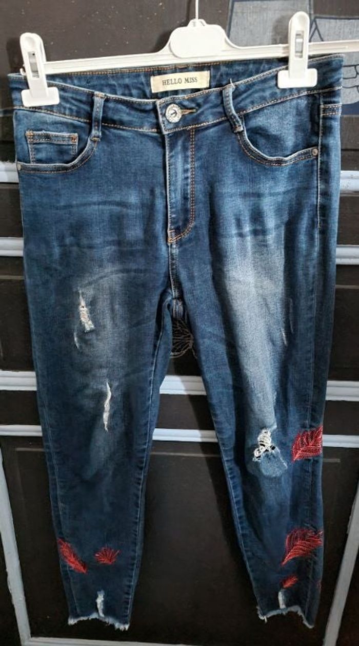 Jeans trouée avec broderie taille 38 - photo numéro 1