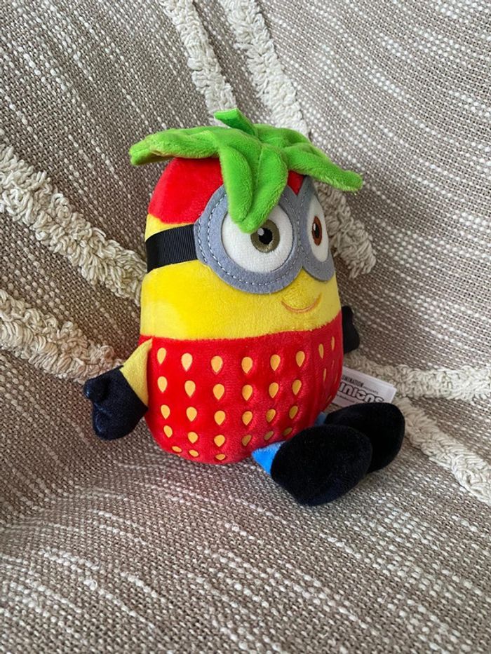 Peluche doudou 25cm Moi moche et méchant les minions jaune fraise rouge très bon état - photo numéro 2