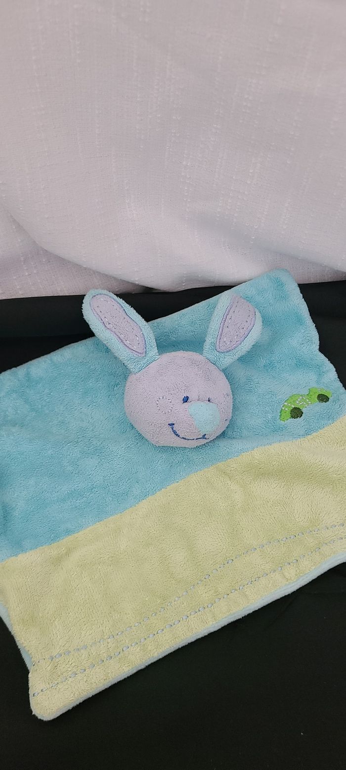 TEX DOUDOU LAPIN PLAT TURQUOISE VERT VOITURE BRODERIE