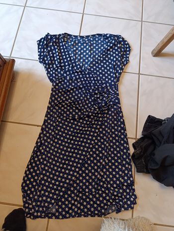 Robe bleue à pois blancs