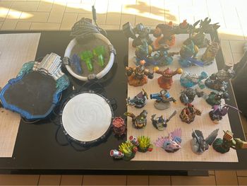 Lot de 26 skylanders et 3 portails ainsi que 3 objets
