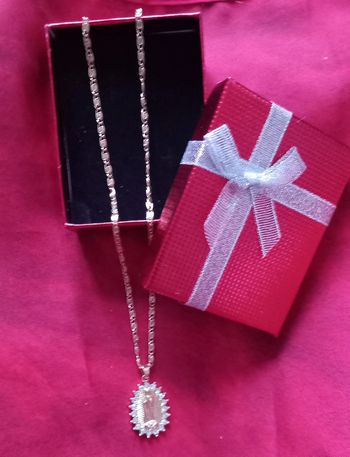 Collier doré avec médaillon vierge et pierres blanches brillantes