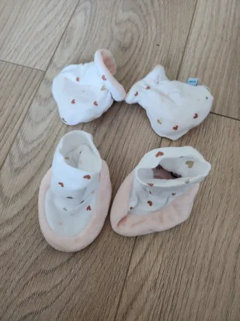 Lot  gants et chaussons naissance