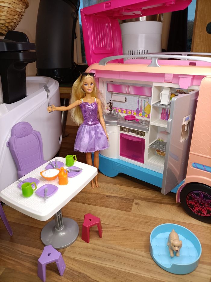 Camping car barbie dreamcampeur XXL avec électroménager, piscine, 1 barbie, 1 chien et nombreux accessoires