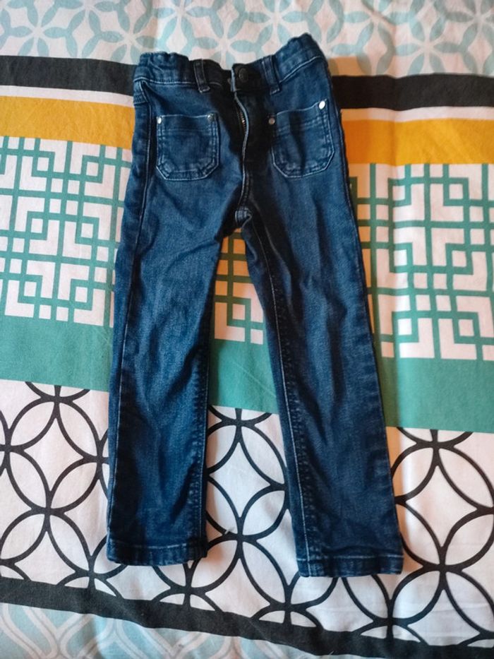 Jean bleu foncé taille 3 ans