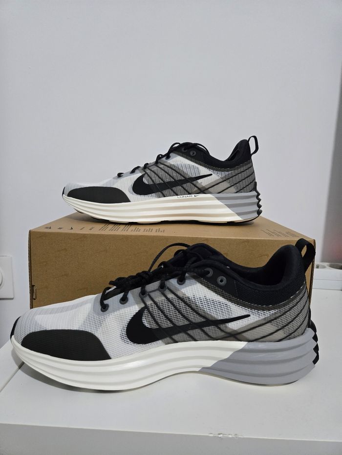 Nike lunar roam Taille 45 neuves blanc noir - photo numéro 2