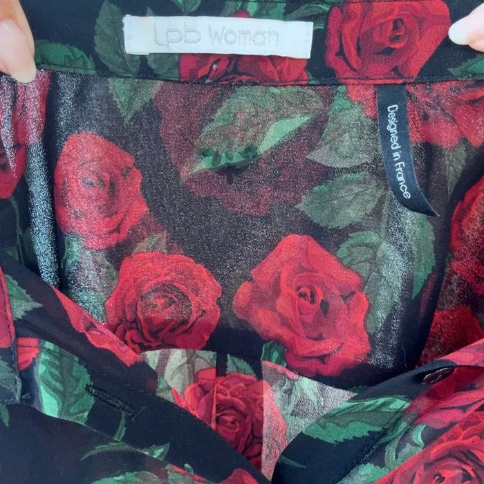 Chemise Les petites Bombes noire et roses rouges S très bon état - photo numéro 4